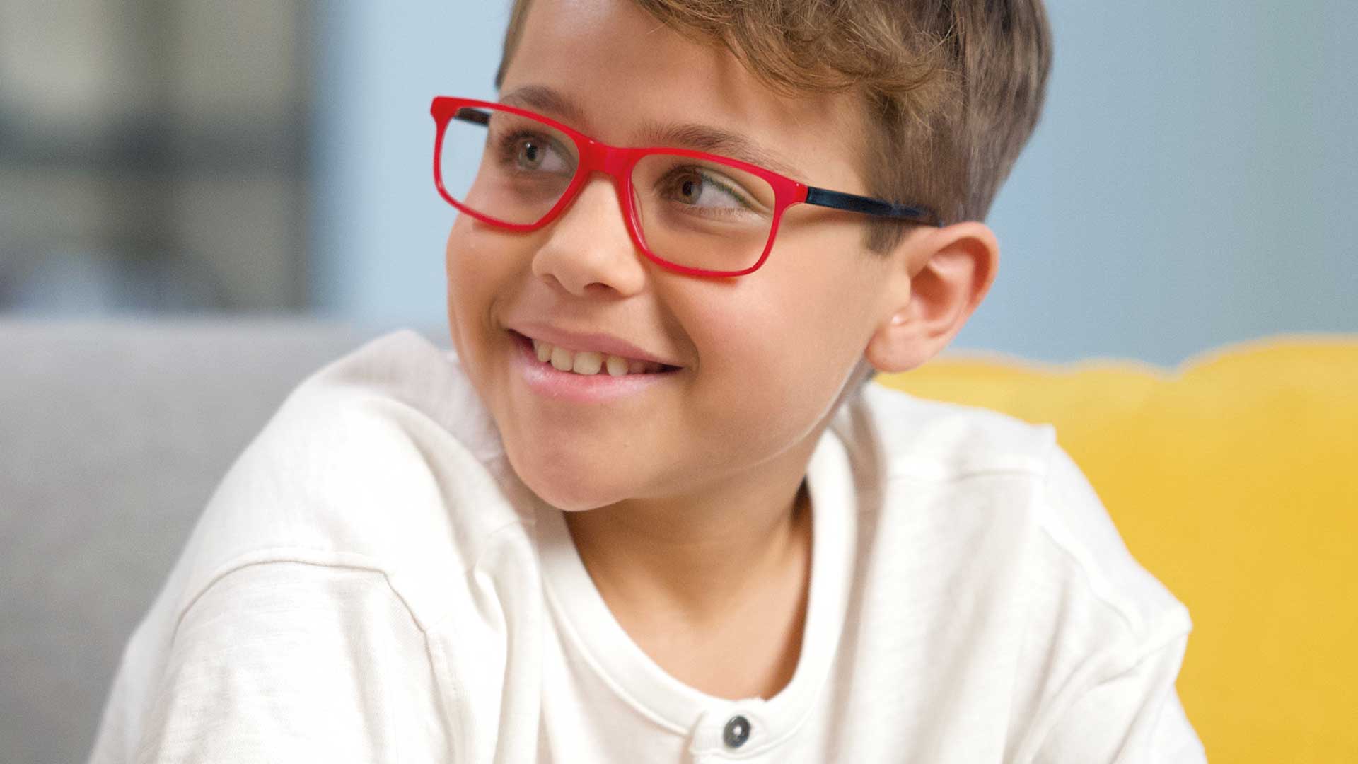 La línea de lentes KIDS USE se ha diseñado desde origen teniendo en cuenta su aplicación en errores visuales propias de los niños y definiendo todo el diseño de la lente a las características morfológicas propias de un niño/a.